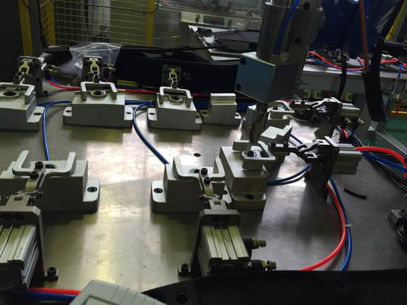 �C�������Գ������әC�c(di��n)����܇(ch��)���o��