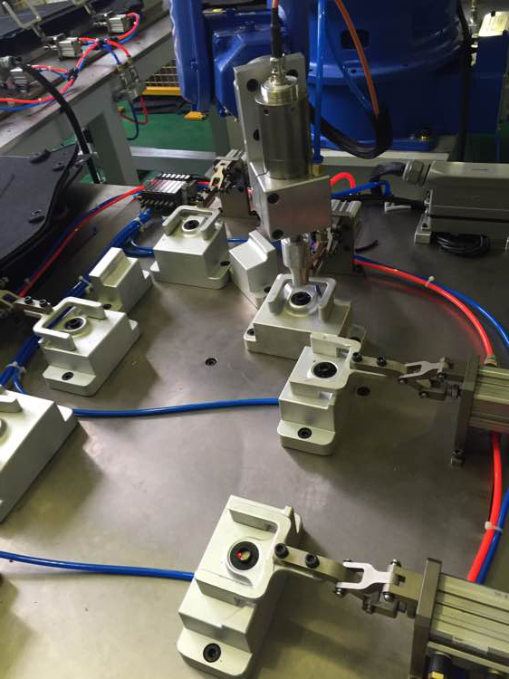 �C�������Գ������әC�c(di��n)����܇(ch��)���o��