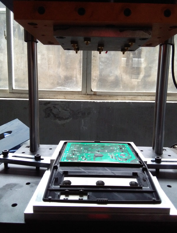 電路板凸出圓形柱子熱熔熱壓機