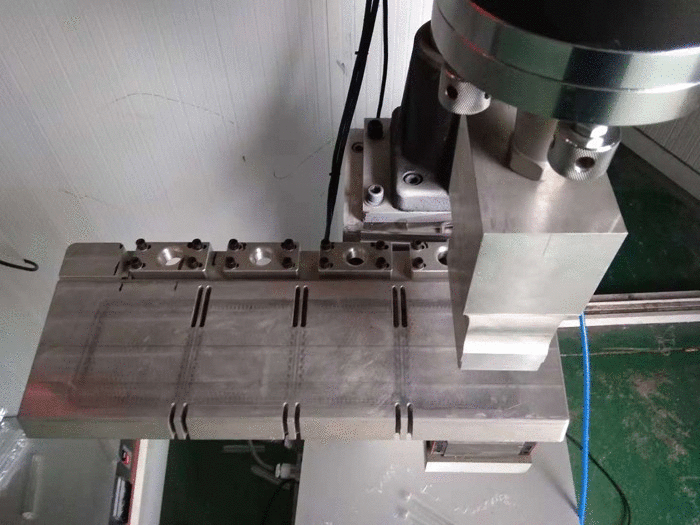 滑臺可移動(dòng)式超聲波壓接設備