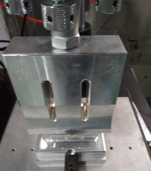 �b�������ƺ��ӳ����۽�ģ�߹��b