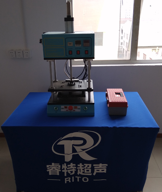 光伏組件塑料柱熱熔鉚點(diǎn)機