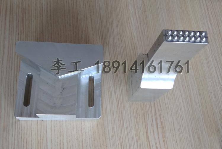 �����ܼ�С��e���c(di��n)��(zhu��n)�ó������әC