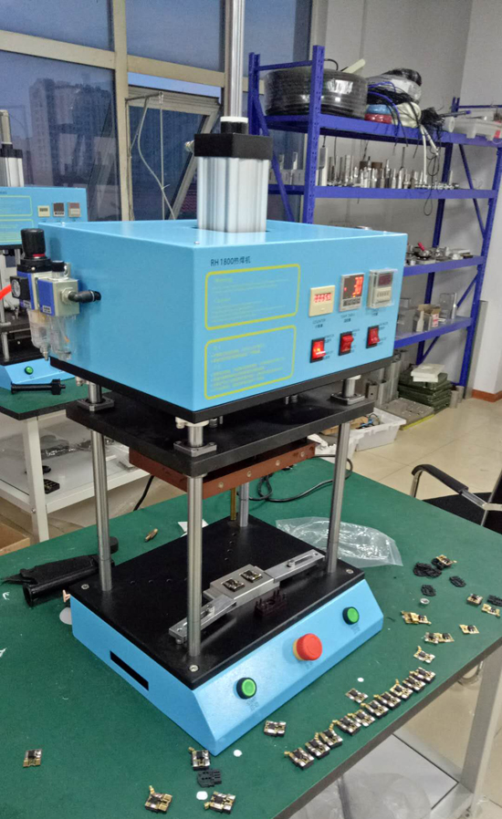 光伏組件塑料柱熱熔鉚點(diǎn)機