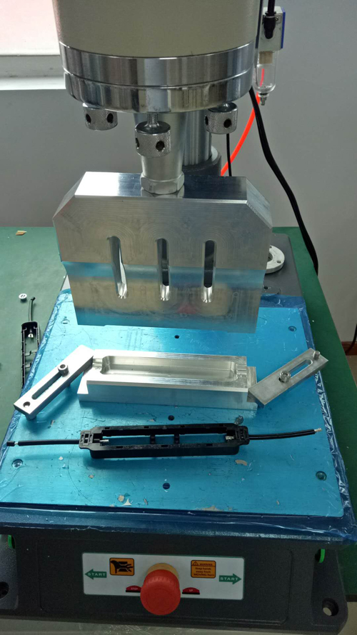 光伏接線(xiàn)盒連接線(xiàn)壓合固定超聲波焊接機