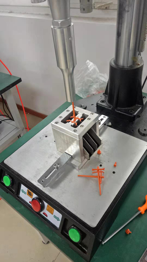 ABS塑膠件注塑澆口超聲波切斷機