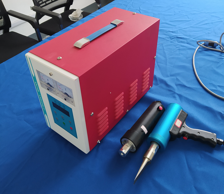 汽車(chē)內飾塑料件熱熔柱超聲波鉚點(diǎn)焊接模具