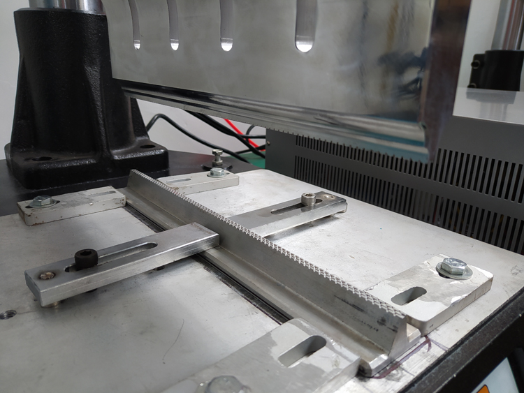 無(wú)紡布無(wú)線(xiàn)縫合超聲波焊接機