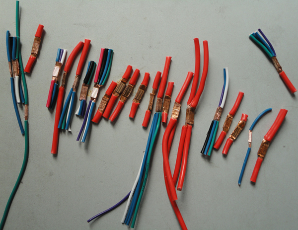 多股銅線(xiàn)連接超聲波焊接圖片