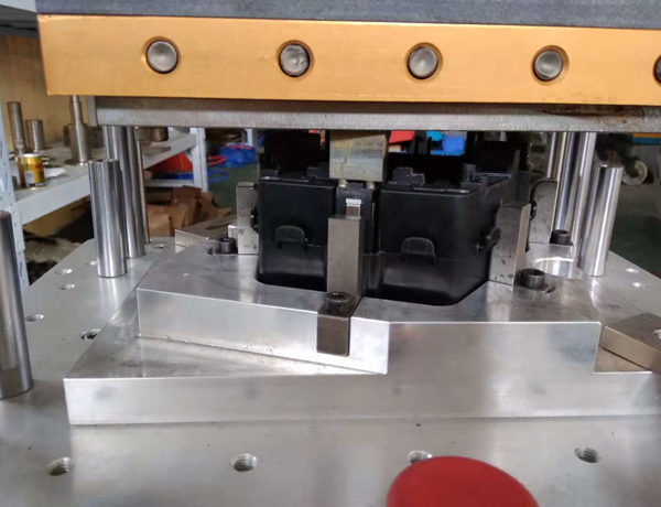 多點(diǎn)熱熔鉚焊機